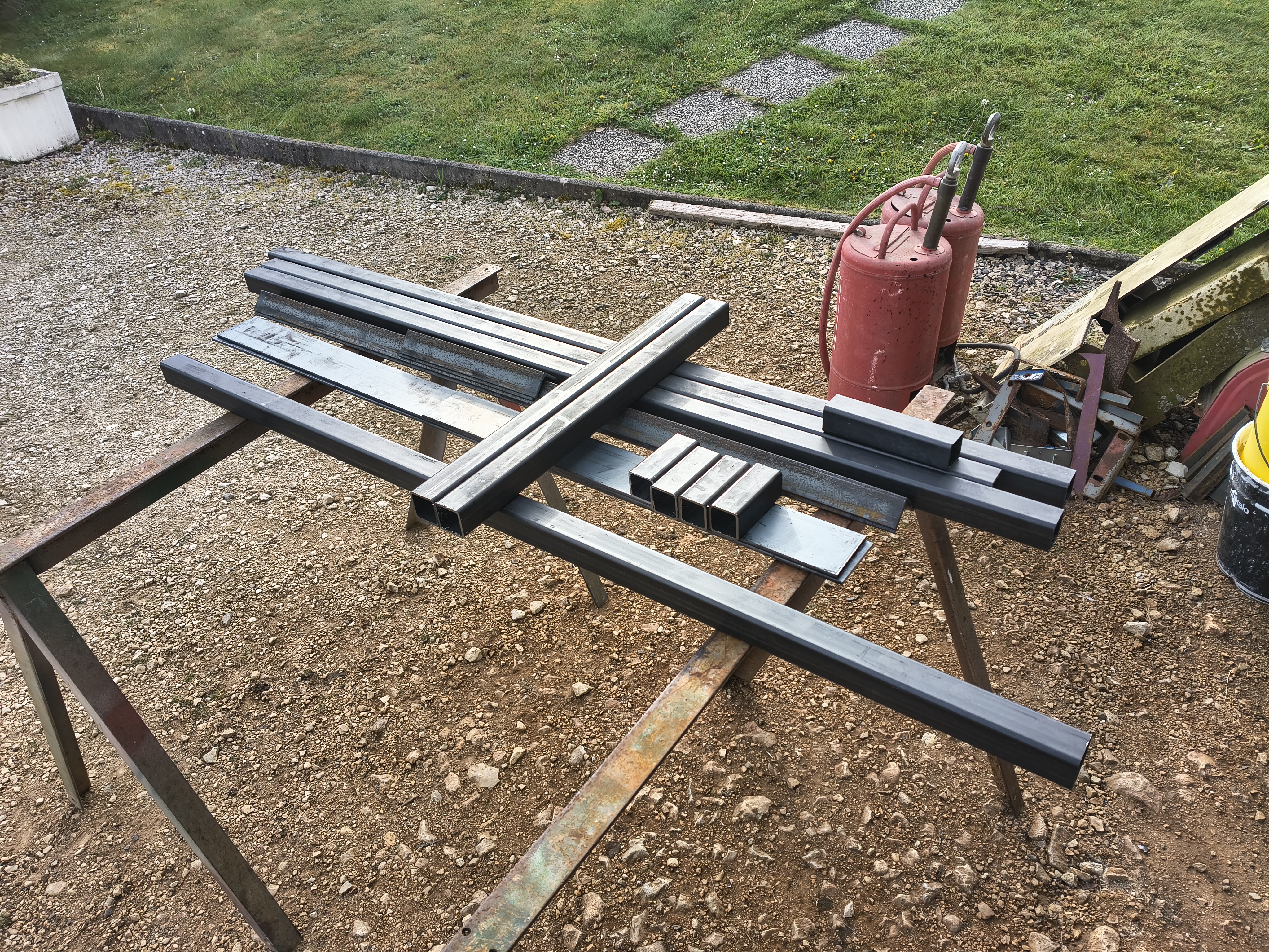 Cutting steel bars